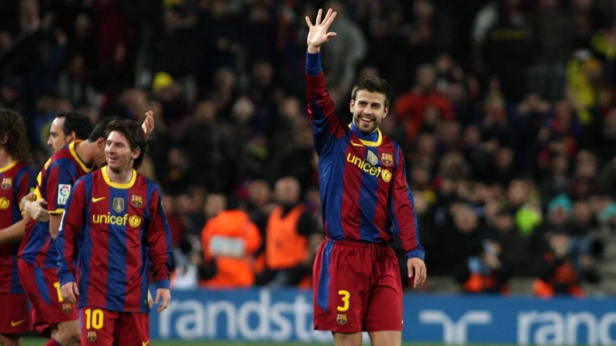 Piqué, enseñando la manita en el clásico