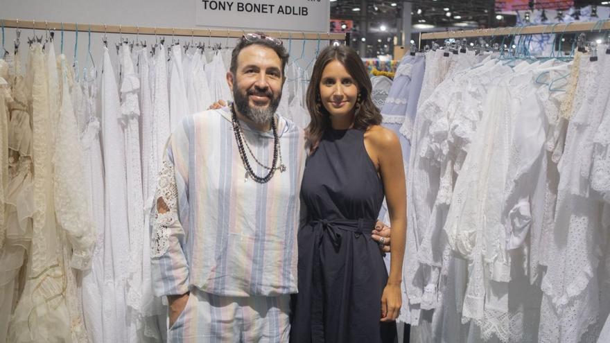 El diseñador Tony Bonet y la consellera María Fajarnés.