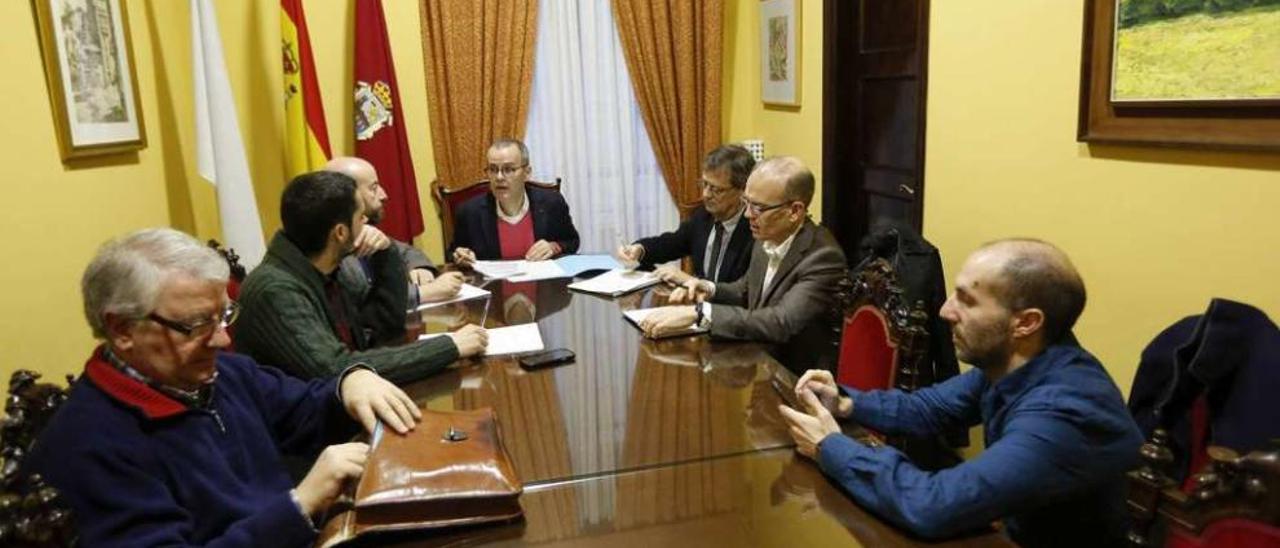 El alcalde, Jesús Vázquez, con los portavoces de los grupos de la oposición, durante la reunión que se celebró ayer. // Brais Lorenzo