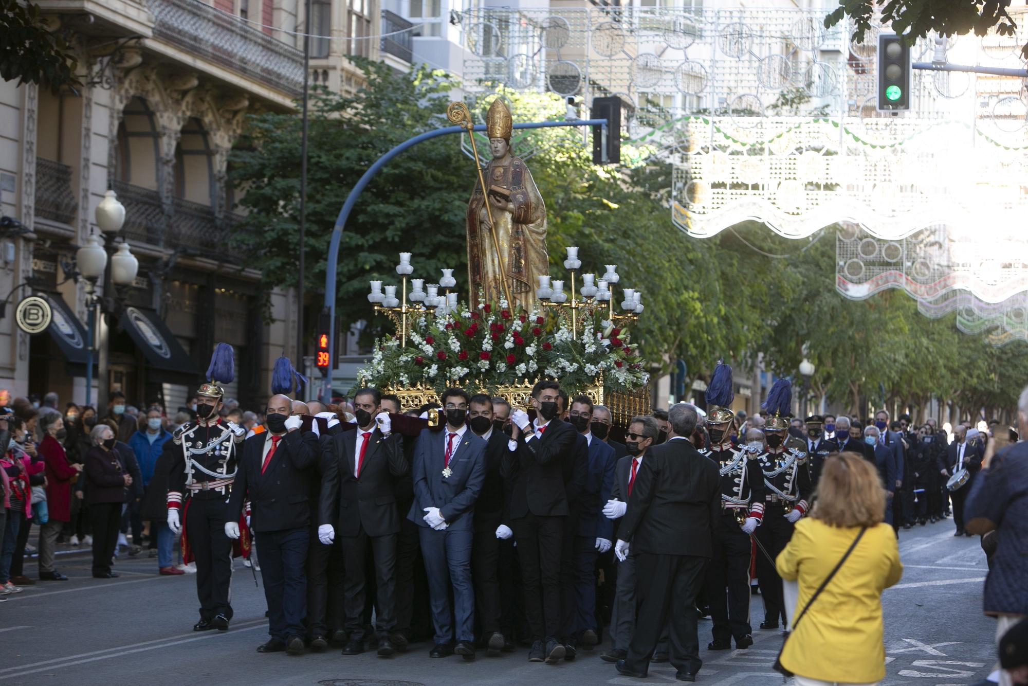 Procesión de San Nicolás y ambiente festivo en Alicante por el Día de la Constitución