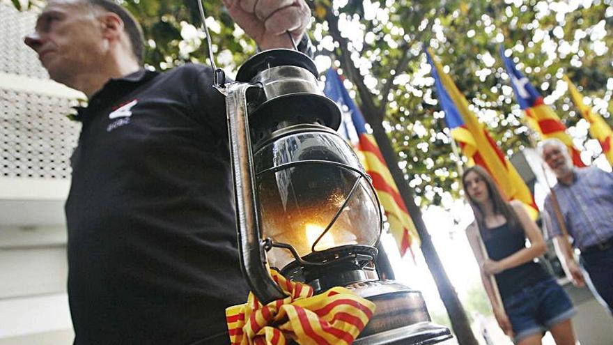Arribada de la flama del Canigó a Girona. | ANIOL RESCLOSA / ARXIU