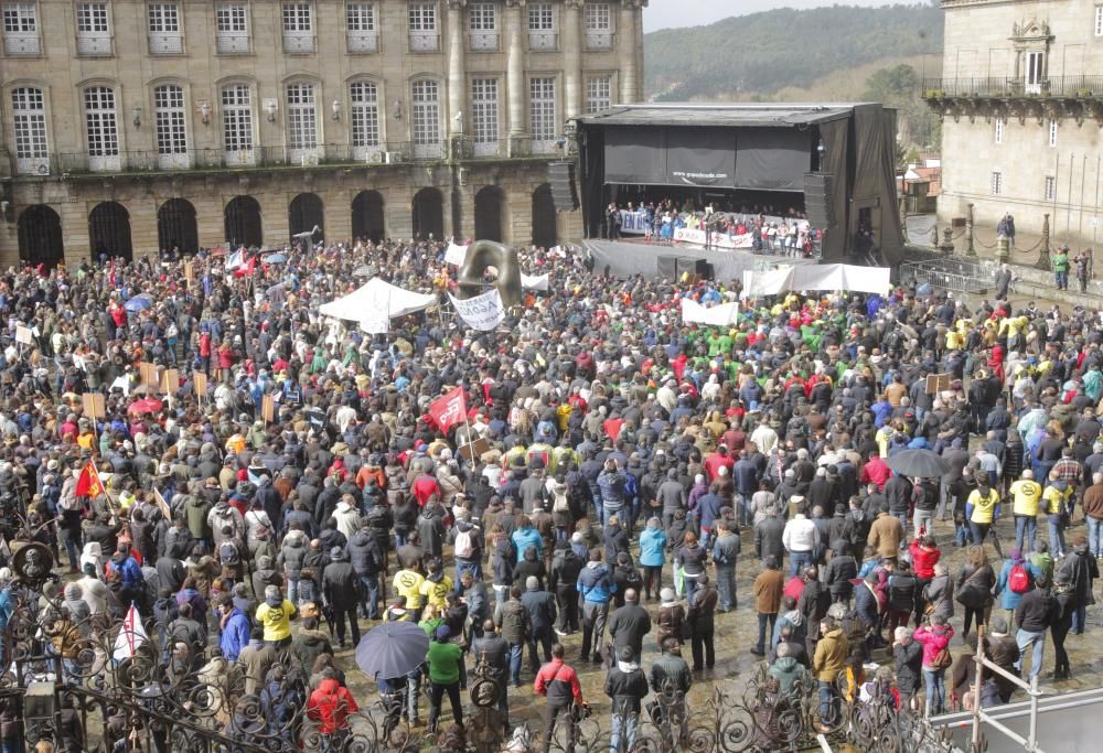 Miles de marineros protestan en Galicia para defen