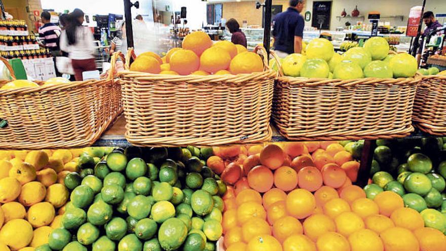 Piezas de fruta en un supermercado.