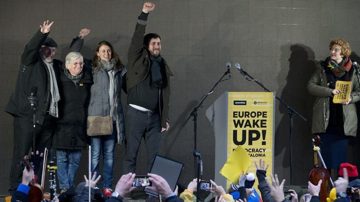 Los 'exconsellers' Lluís Puig, Clara Ponsatí (ahora en Escocia), Meritxell Serret y Toni Comín, el pasado diciembre, en Bruselas.