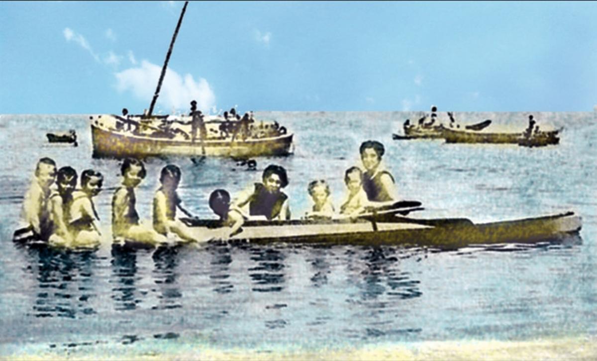 Un grupo piragüistas en Rodeira no ano 1933 e faenas de pesca ao fondo.