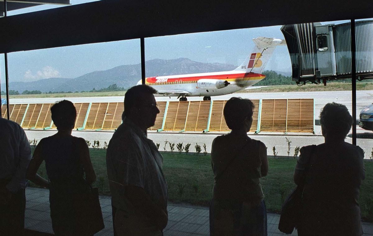 Foto de archivo de la la cristalera del aeropuerto de Vigo que permitía ver la pista en la década de los años 90.
