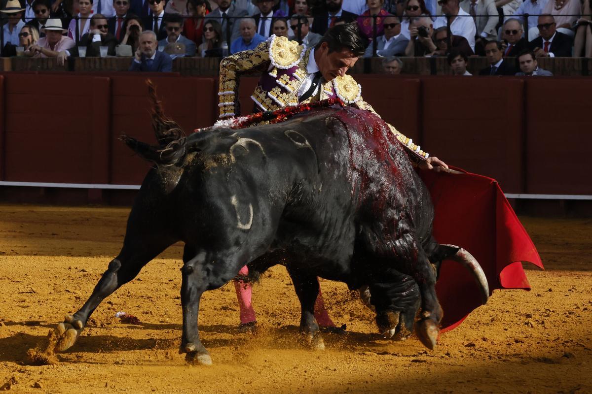 El diestro Diego Urdiales con su primer toro durante la corrida de la Feria de Abril de Sevilla, con reses de la ganadería de El Parralejo, este miércoles en la plaza de la Maestranza.