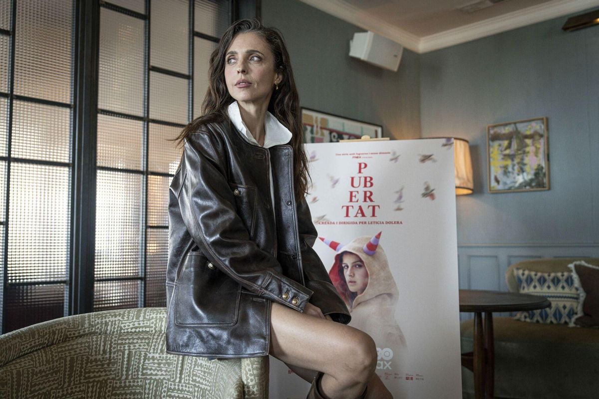 Leticia Dolera, junto al cartel de la serie 'Pubertat' (HBO Max), este 18 de septiembre en Barcelona.