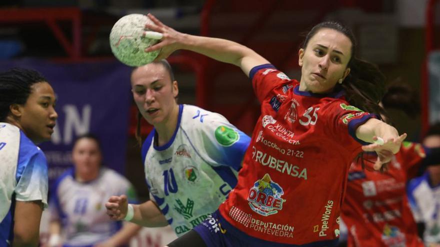 Maddi Bengoetxea se dispone a lanzar. | // RICARDO GROBAS