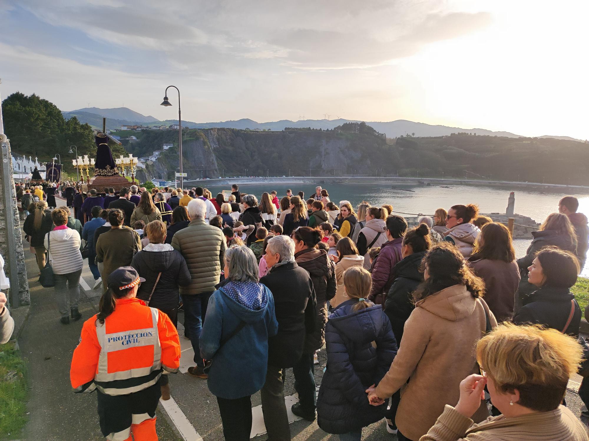 Así fue la procesión de bajada que abre la Semana Santa de Luarca