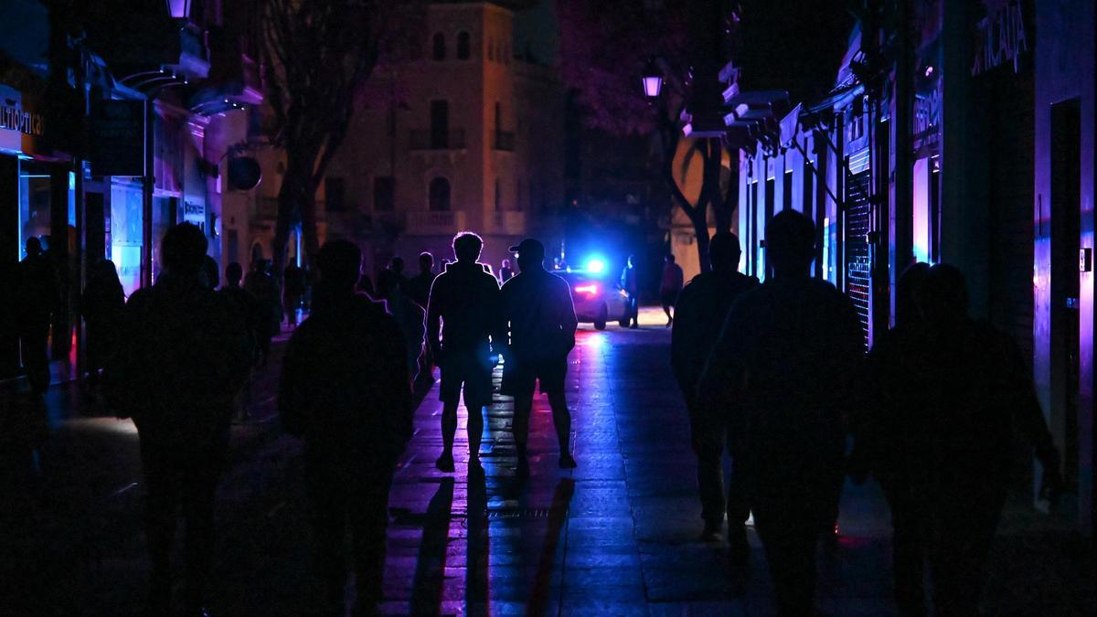Terrazas de bares con velas, policía desalojando las calles y jóvenes haciendo sudokus: así se vivió el apagón en Elche