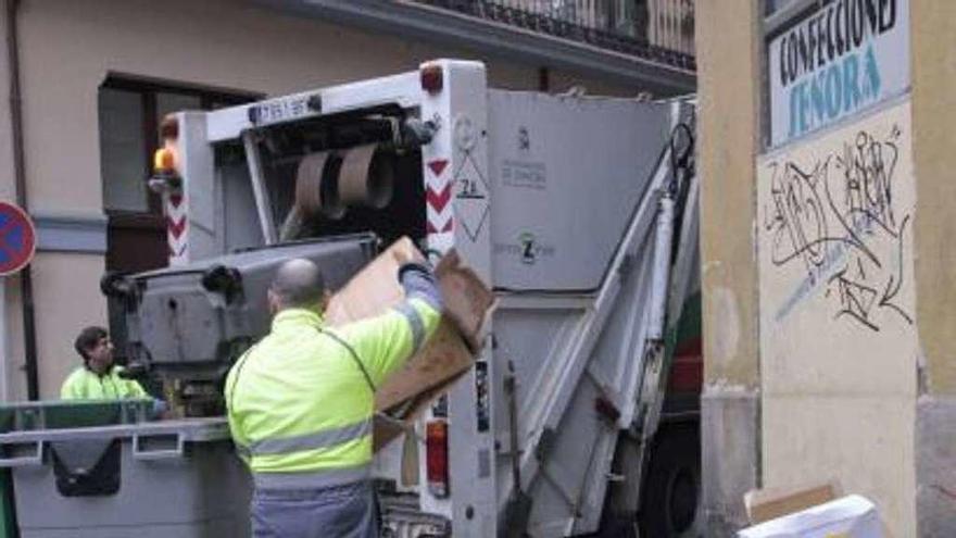 Trabajadores de Zamora Limpia vacían contenedores en la plaza del Fresco.