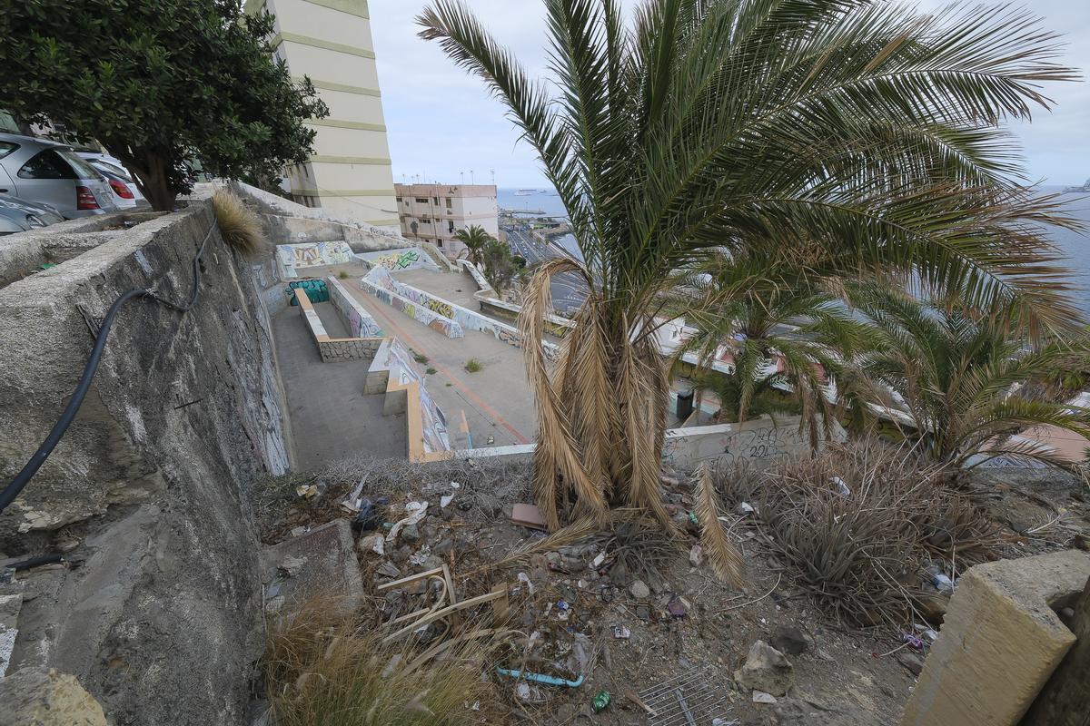Parque en estado de abandono en Hoya de La Plata.