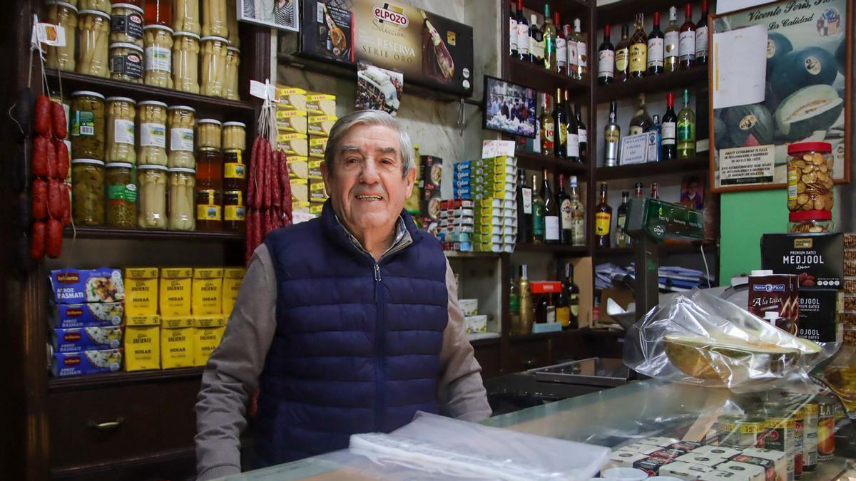 Pepe Rodrigo. Propietario de uno de los pocos ultramarinos que funcionan en Valéncia: "Hemos resistido pese a todo"