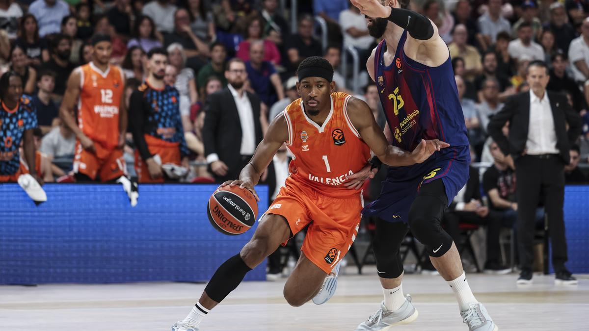 Kameron Taylor del Valencia Basket y Tornike Shengelia del FC Barcelona en el partido de Euroliga en el Palau Blaugrana