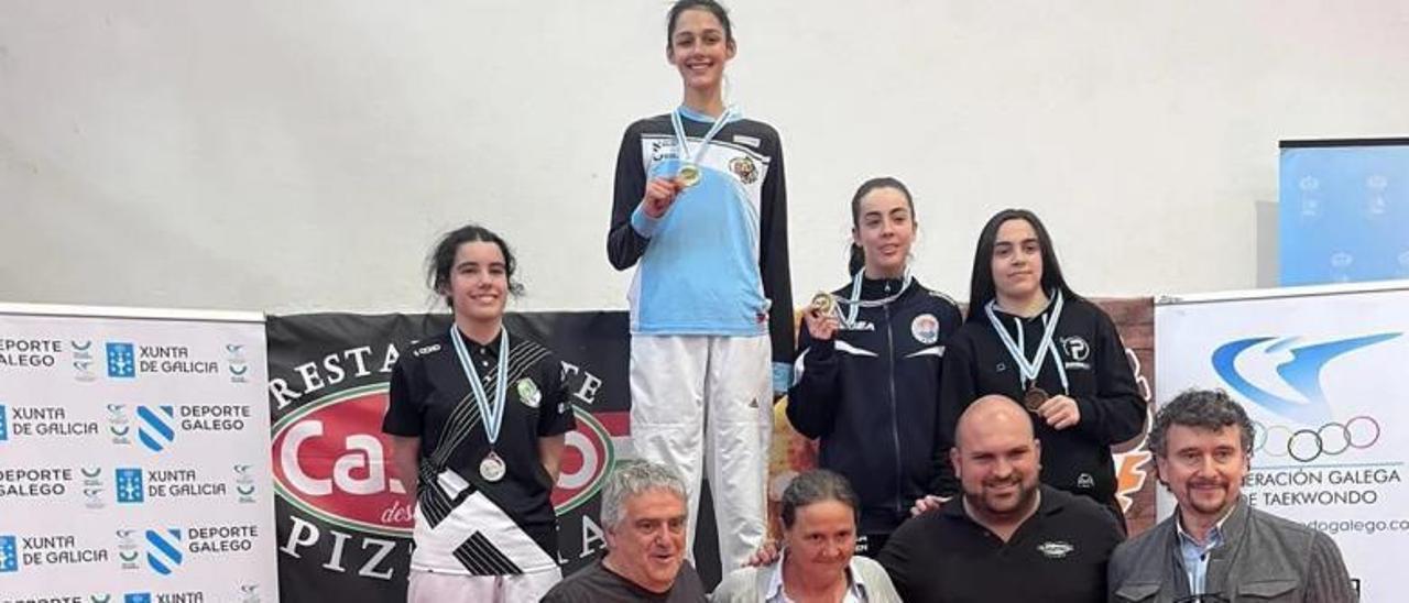 Cloe Iglesias, en lo más alto del podio con su medalla. |  // PATIÑO