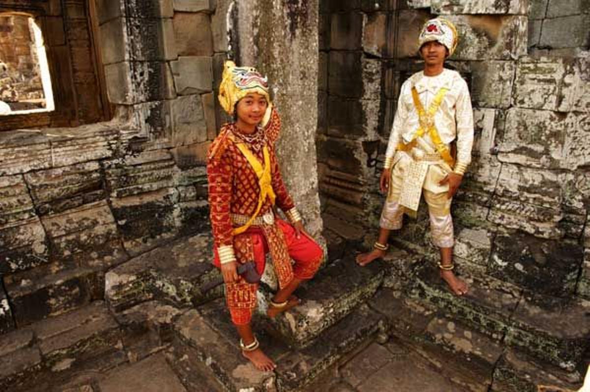 Bailarines típicos camboyanos en el Templo Bayon, en Angkor Thom.