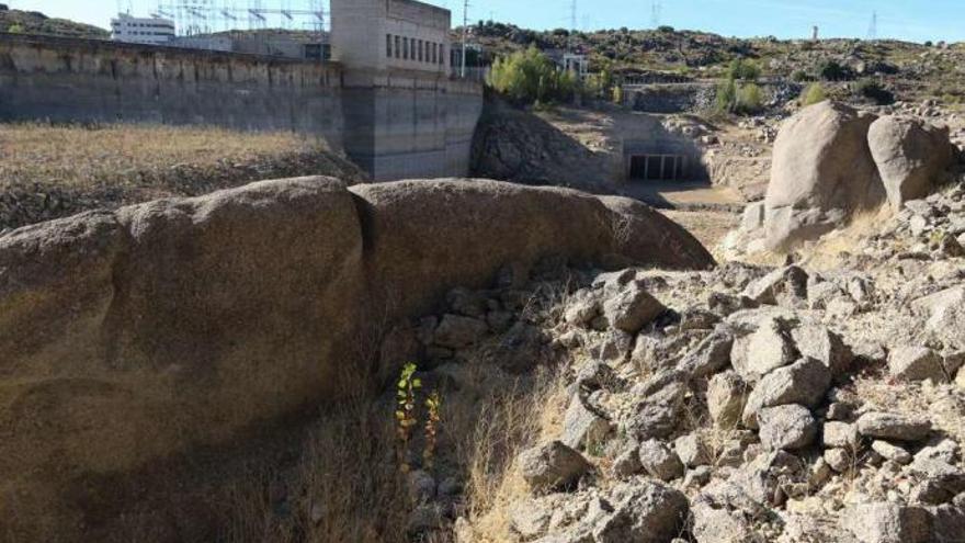 Toma de la ampliación del embalse de Ricobayo sin agua.