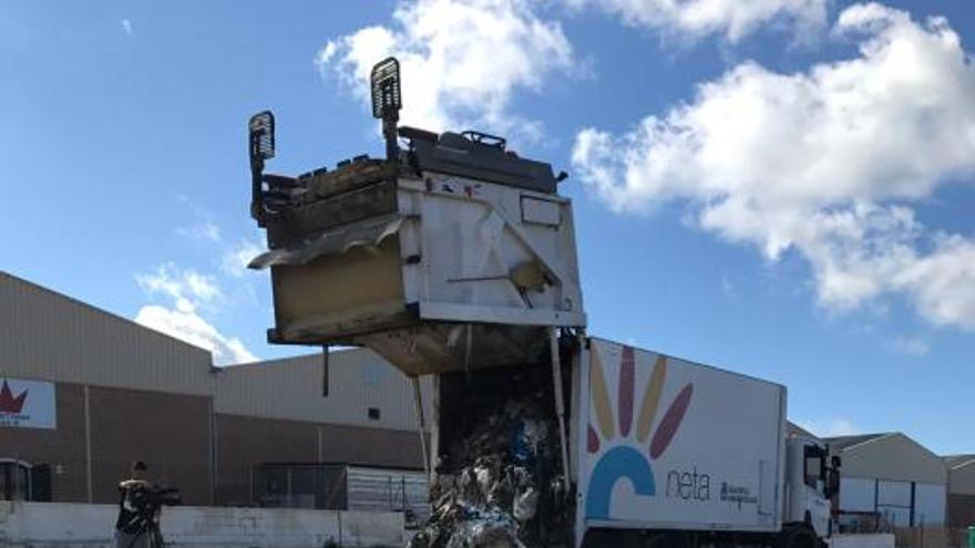 Dos operarios de Calvià 2000 heridos por una deflagración en un contenedor