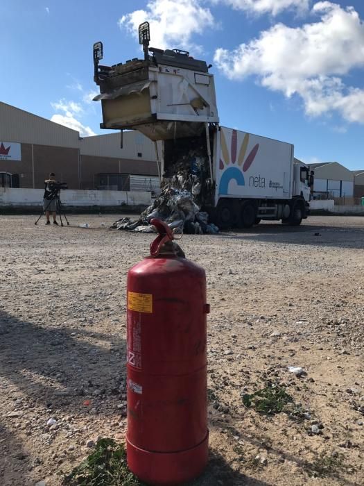 Dos operarios de Calvià 2000 heridos por una deflagración en un contenedor