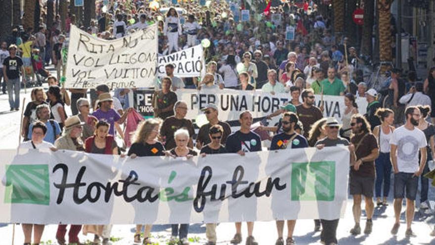 La oposición celebra en la calle que el PP haya aparcado el PGOU