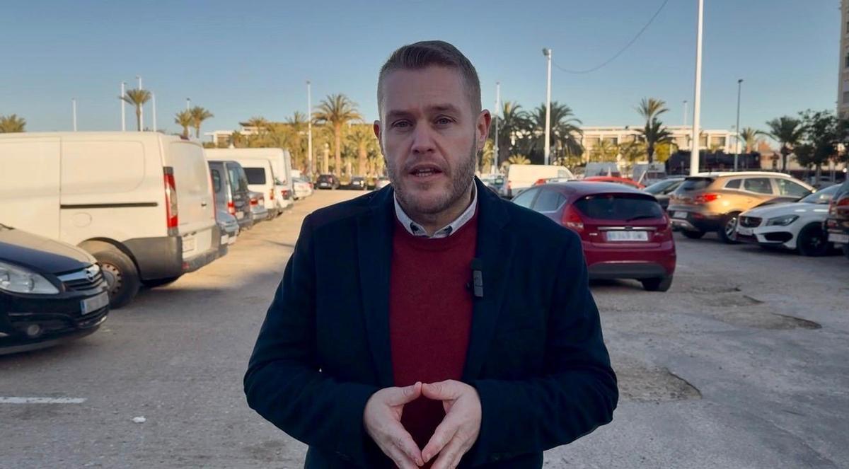 El portavoz adjunto del PSOE, Mariano Valera, sobre el solar que opera como parking en Elche