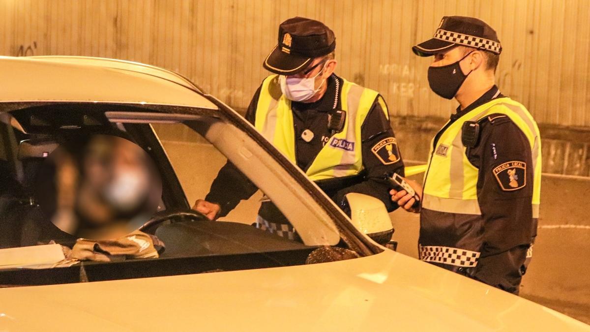 Uno de los controles desplegados por la Policía Local de Alicante, la pasada noche