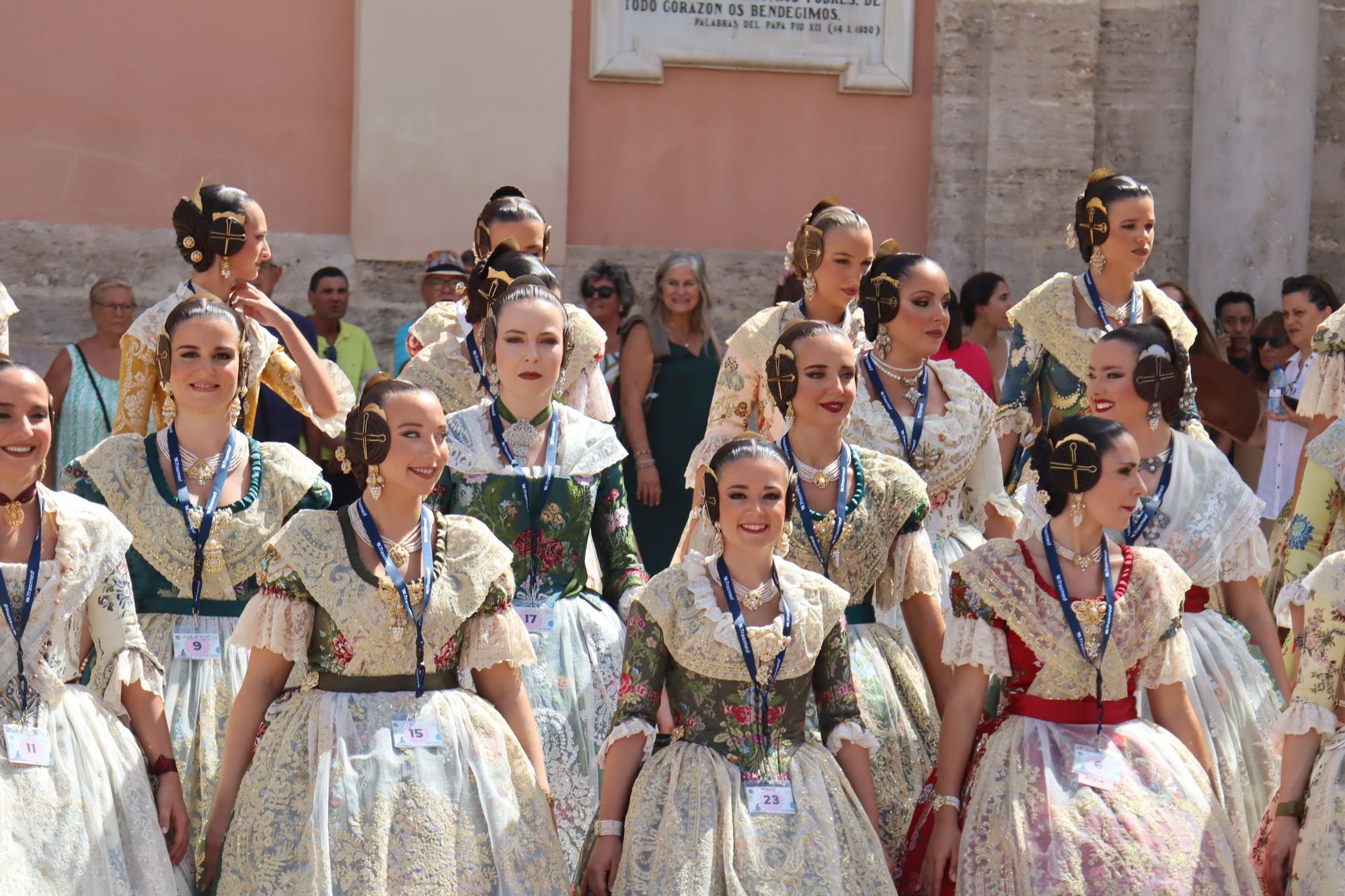 Baño de multitudes de las candidatas a Fallera Mayor de València 2025