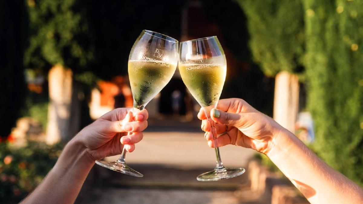 Dos copas de cava de Dominio de la Vega.