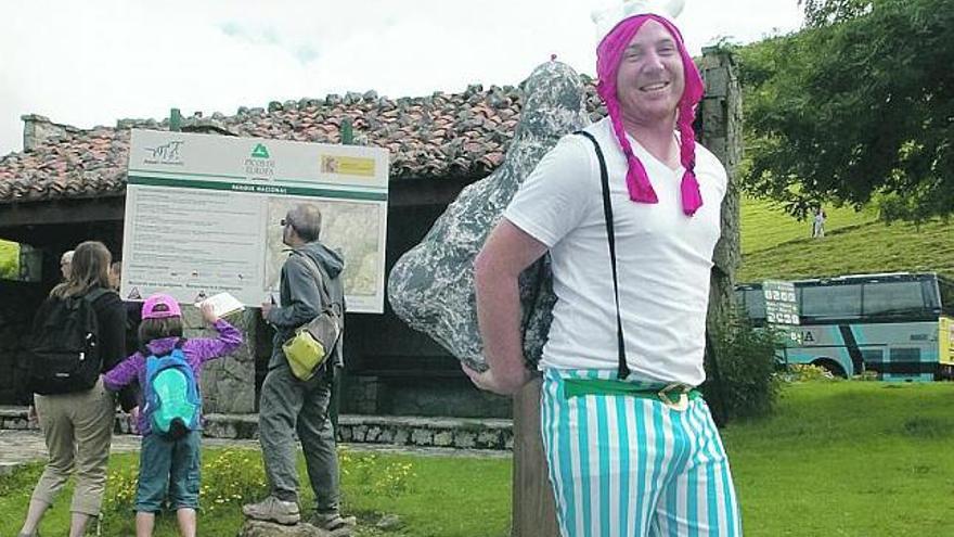 José Luis Esquerra, un zaragozano que visitó los lagos de Covadonga cargando con un menhir. / carlos granja