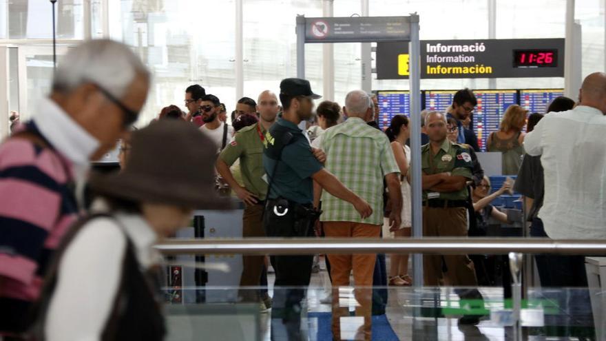 Un Guàrdia Civil realitza labors de control en un aeroport