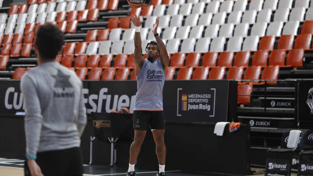 Chris Jones en un entrenamiento con el Valencia BC