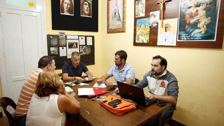 Los integrantes de la Cofradía de la Dolorosa reunidos anteayer.