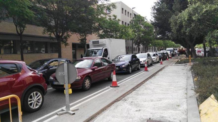 Retenciones en Vía Universitas y Violante de Hungría por las obras del carril bici