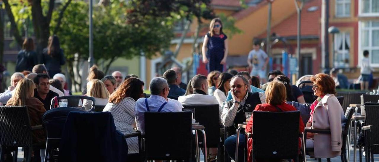 Ambiente en una terraza situada junto al parque del Carbayedo.