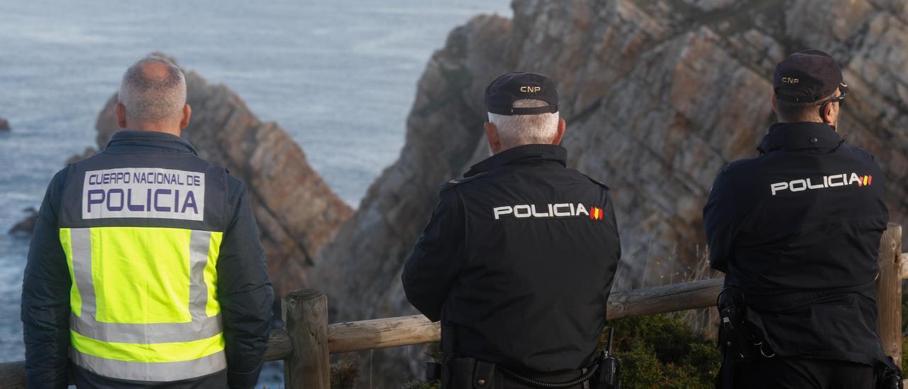 Agentes de la Policía Nacional en el entorno del Cabo Peñas.