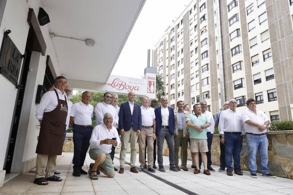Miembros de La Boya junto a su local social.