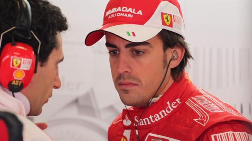 Alonso, con un miembro de su equipo.