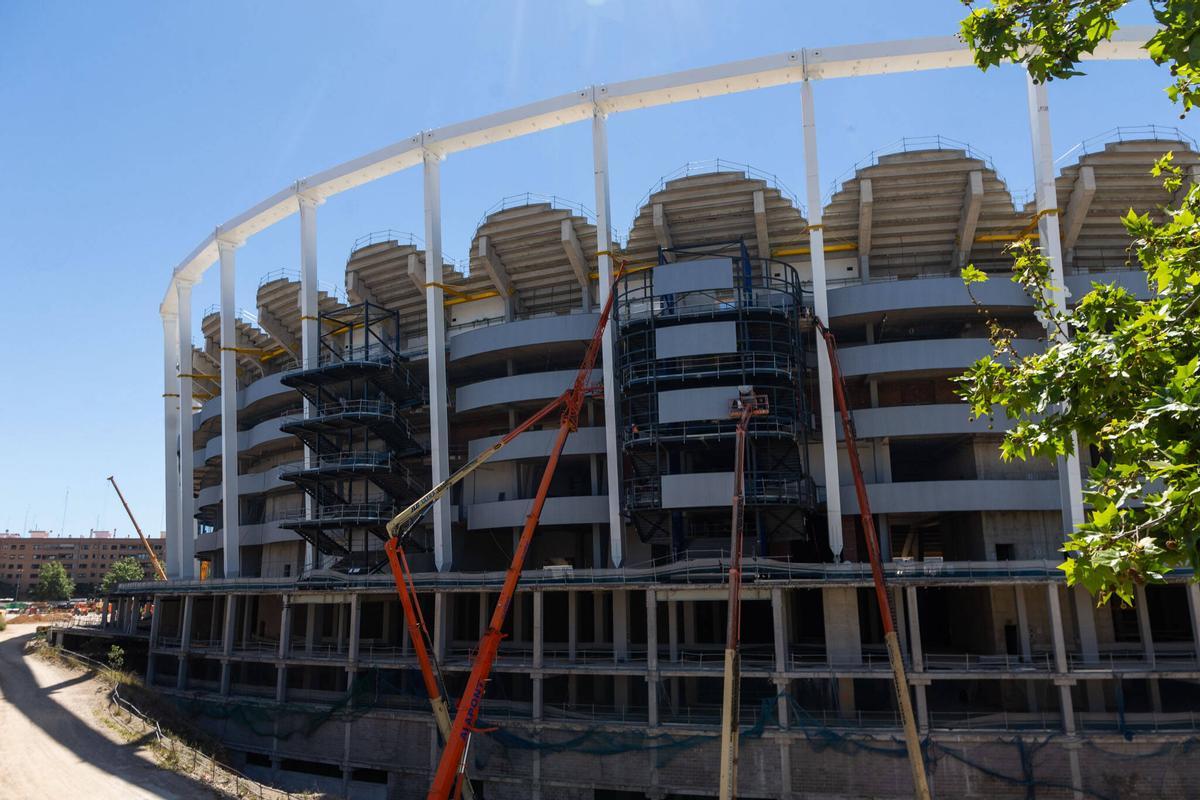 Obras en el Nou Mestalla en la fachada donde se ubicará el terciario