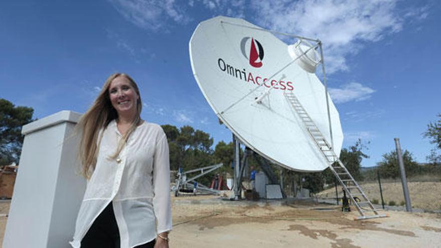 María Rita Grima junto a una de las 14 antenas que se están instalando en el Parc Bit y que estarán operativas en un mes.