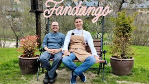 Jordi Triviños y Luis Arrufat, sentados en un banco de Fandango Baqueira.
