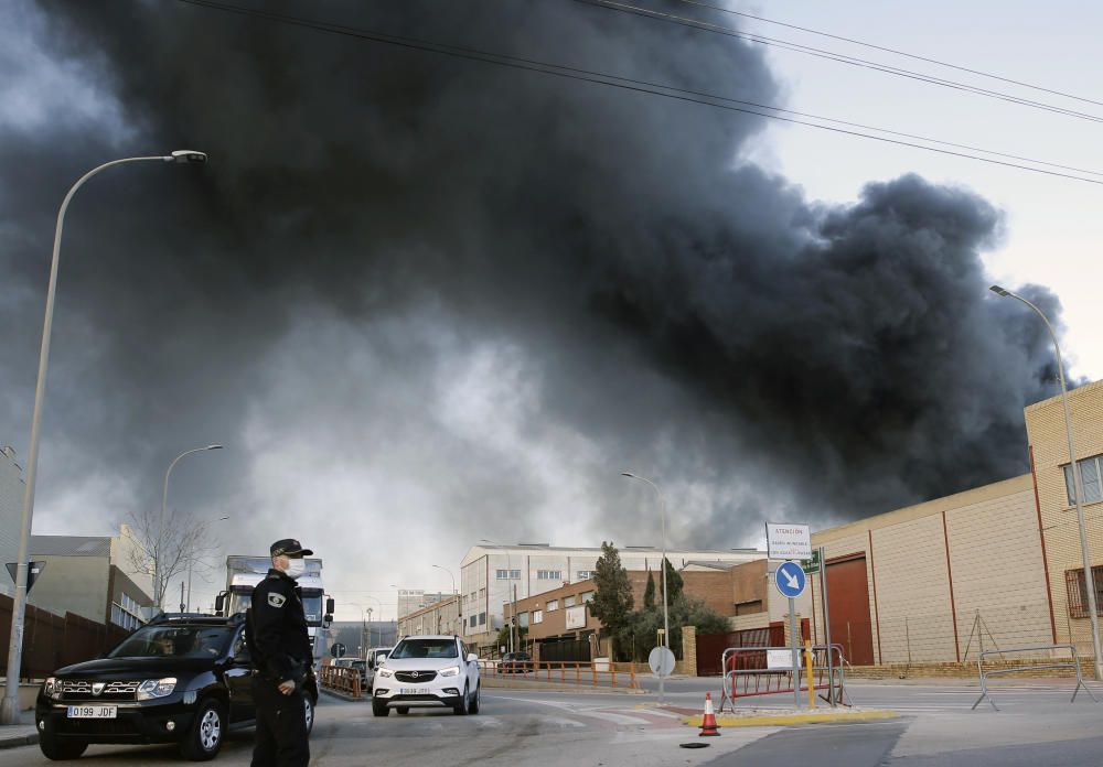 Espeluznante incendio en el polígono Fuente del Jarro