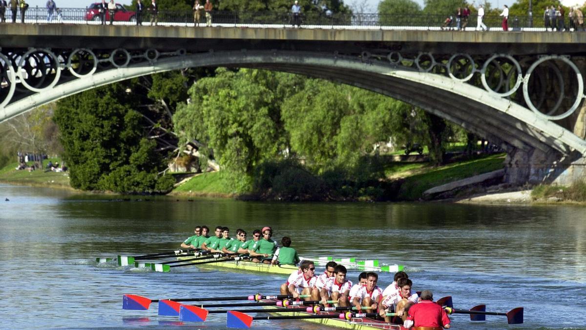 Las embarcaciones de Sevilla y Betis, pasan bajo el puente de Triana.