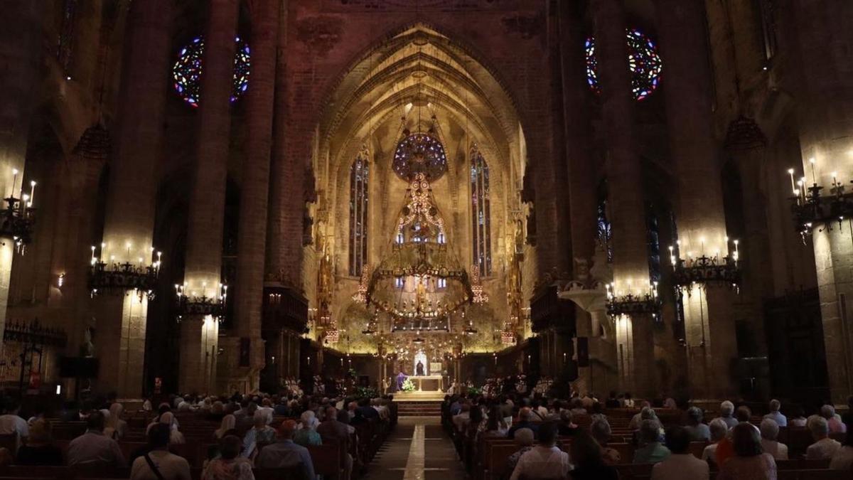 Los asistentes de la misa en la Catedral. |  	BISBAT DE MALLORCA