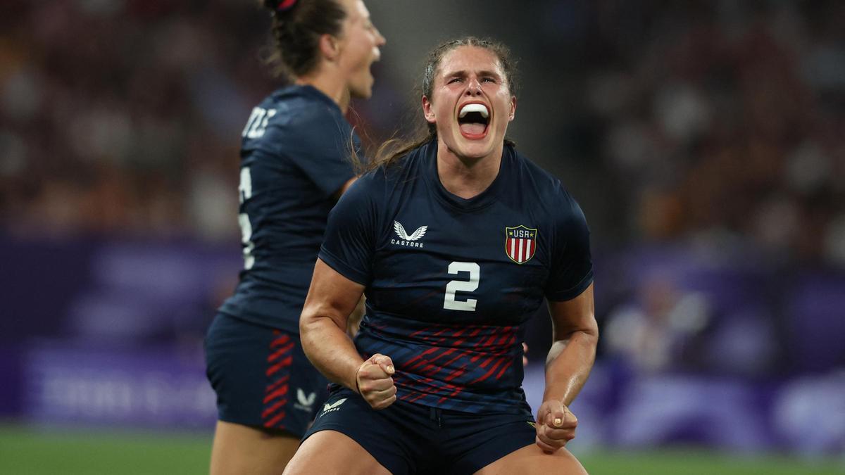 Ilona Maher, de Estados Unidos, celebra el pase a semifinales en los Juegos Olímpicos de París tras ganar a Reino Unido, en el Stade de France, en Saint-Denis, Francia, el lunes 29 de julio de 2024.