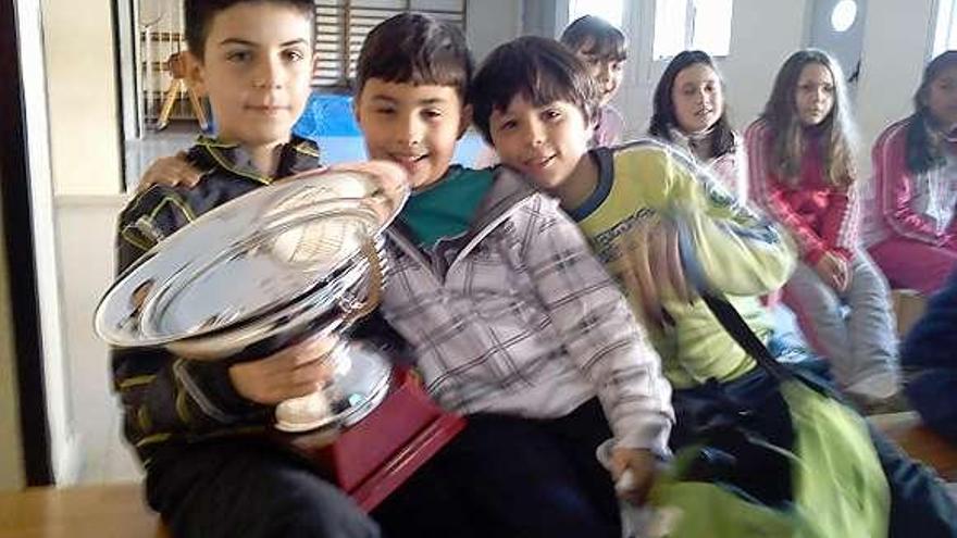 Alumnos del colegio Montevil, con la Copa de la Reina.