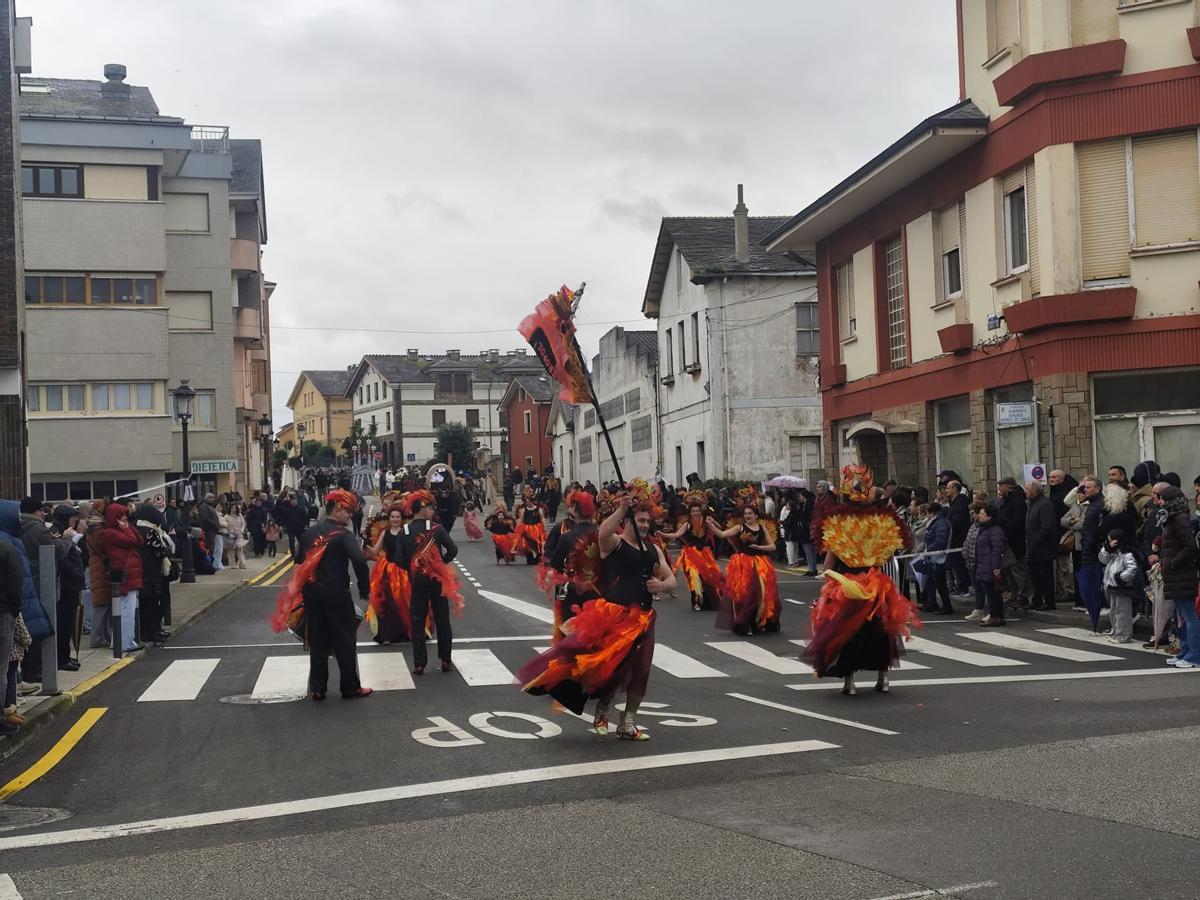 El carnaval de Tapia resiste a pesar de la lluvia