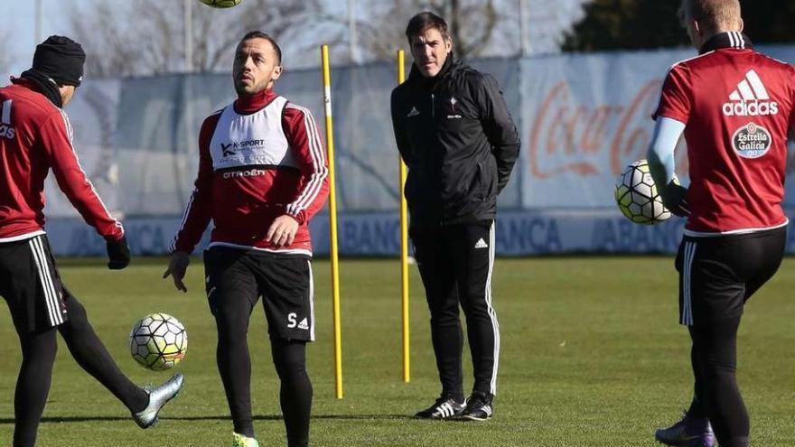 Eduardo Berizzo observa a Marcelo Díaz y a Daniel Wass durante el entrenamiento de ayer. // Adrián Irago