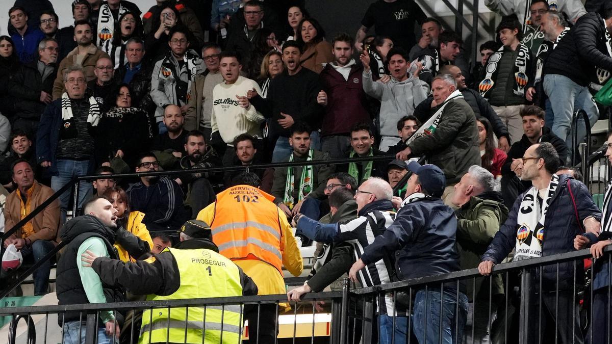 Galería | La trifulca del Castellón-Racing en la grada y en el campo, con Iñigo Vicente, en imágenes