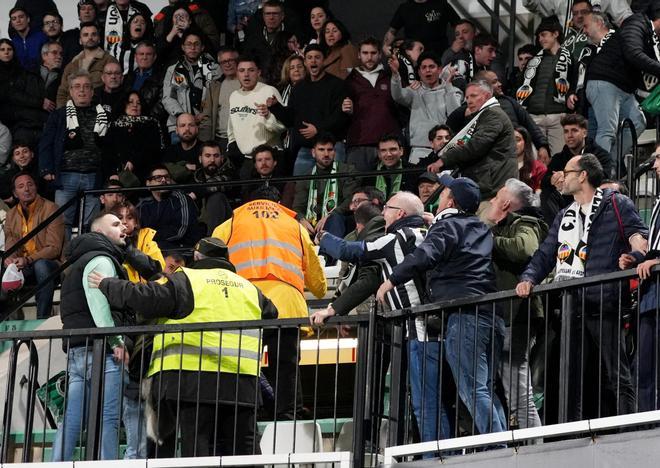 Galería | La trifulca del Castellón-Racing en la grada y en el campo, con Iñigo Vicente, en imágenes